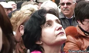 Млади девици си сексапил секс със стари бабички на камерата
