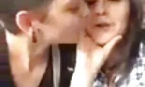В гаража увийте руска курва в кожата на двигателя секс на баби си