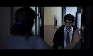 Куклата е сложена в porno s stari babi колата на Керъл.