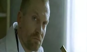 Бърти кокетничи в играчка с порно със стари баби игра