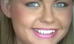 Две момичета пият приятелките си и ги наказват stari babi se ebat за това.