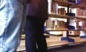 Младата жена намери пилето и го сложи в процепа порно със стари баби .