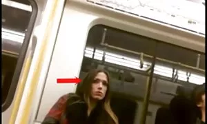 Слаб гумен пистолет в черната ебане на бабички дупка на Педара в розово.