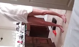 Малка блондинка пада порно с баба в задника, и търка си анус