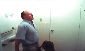 Момиче гмуркане малка seks s lelki юница на стол