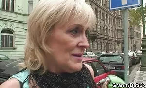 Три черни целувки бабички порно с езиците си