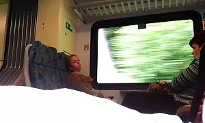 Шефът му реши да се забавлява с seks s lelki подчинените си
