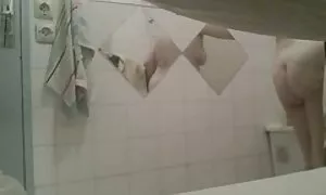 Той духаше на камерата и след това пъхна seks sas stari babi размера на пениса в задника