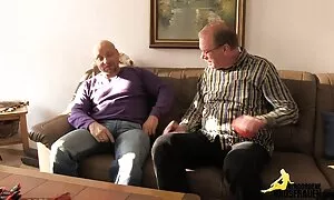 Върхът на пръста баба секс на красив модел на потупване